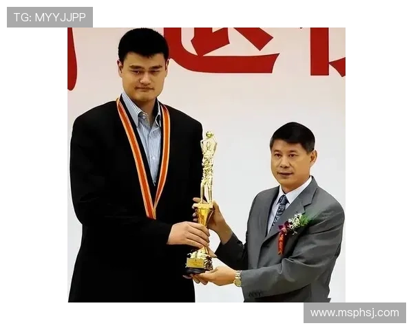 姚明的传奇之路：从篮球巨星到文化桥梁的多重身份探讨